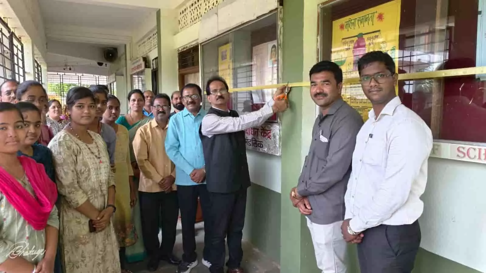 तस्वीर में कॉलेज परिसर के गलियारे में रिबन काटकर भित्तिपत्रक का उद्घाटन करते हुए गणमान्य व्यक्ति और आसपास खड़े विद्यार्थी तथा प्राध्यापक दिखाई दे रहे हैं. तस्वीर में कॉलेज परिसर के गलियारे में रिबन काटकर भित्तिपत्रक का उद्घाटन करते हुए गणमान्य व्यक्ति और आसपास खड़े विद्यार्थी तथा प्राध्यापक दिखाई दे रहे हैं.