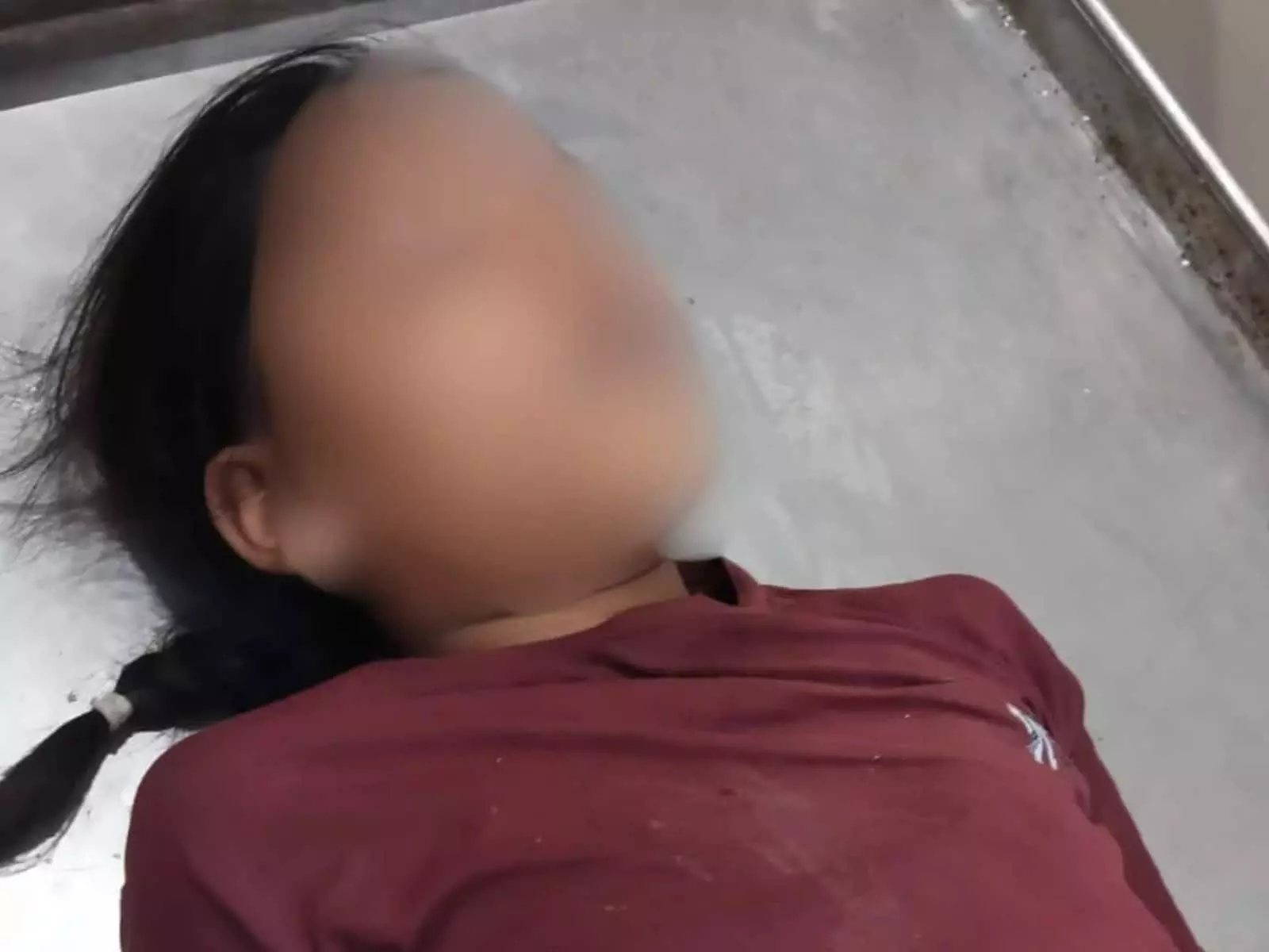 तस्वीर में मरून रंग की टी-शर्ट पहने एक छोटी बच्ची लेटी हुई दिखाई दे रही है। तस्वीर में मरून रंग की टी-शर्ट पहने एक छोटी बच्ची लेटी हुई दिखाई दे रही है।