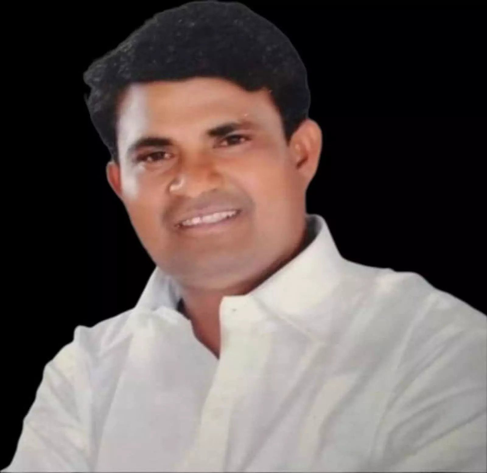इस तस्वीर में विनोद खोब्रागडे सफेद शर्ट पहने हुए सीधे कैमरे की ओर देखते नजर आ रहे हैं। इस तस्वीर में विनोद खोब्रागडे सफेद शर्ट पहने हुए सीधे कैमरे की ओर देखते नजर आ रहे हैं।
