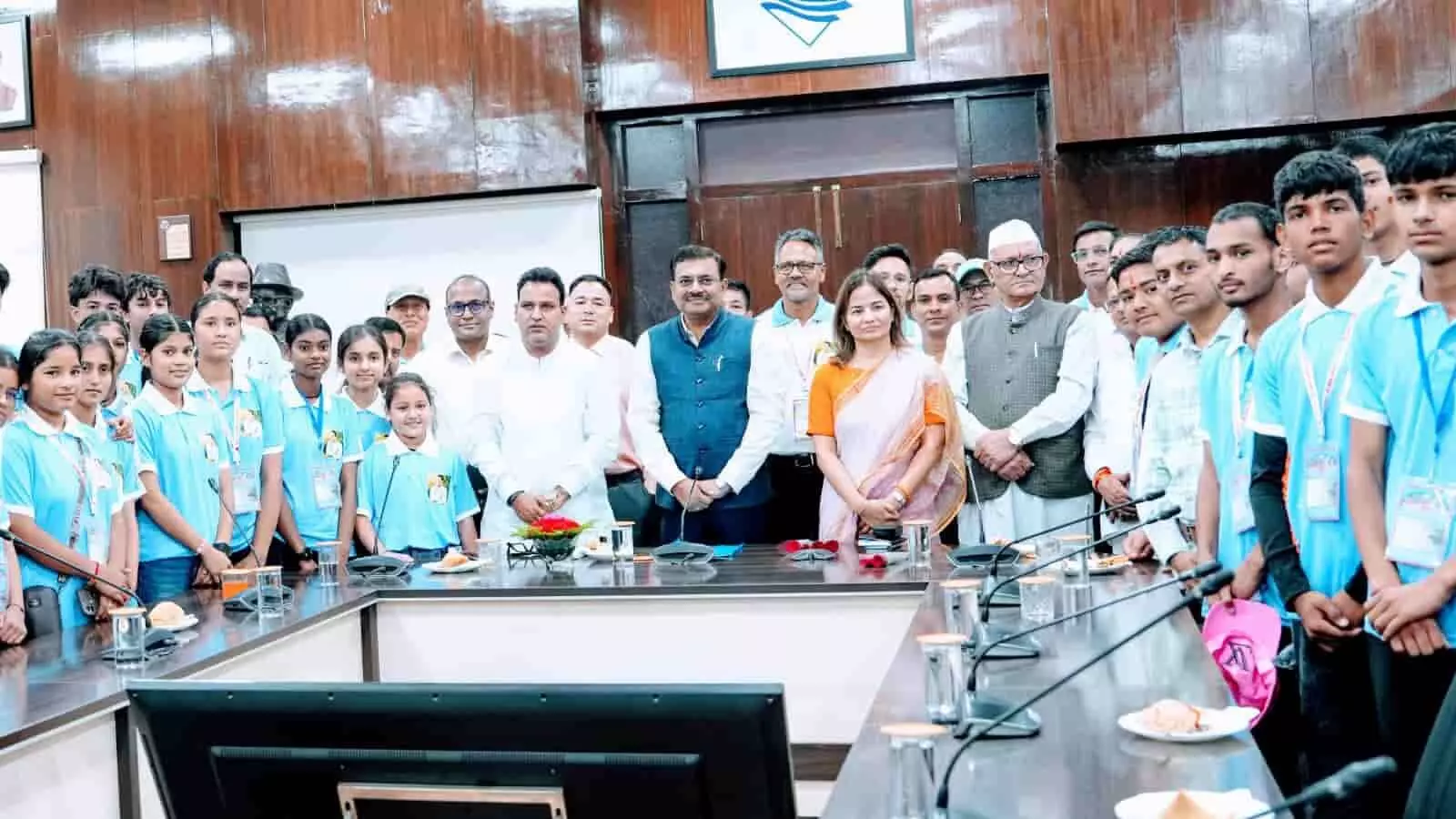 तस्वीर में एक सभागार के भीतर मेधावी विद्यार्थियों, विधायक विनोद कंडारी और अधिकारियों का समूह एक साथ खड़ा हुआ दिखाई दे रहा है. तस्वीर में एक सभागार के भीतर मेधावी विद्यार्थियों, विधायक विनोद कंडारी और अधिकारियों का समूह एक साथ खड़ा हुआ दिखाई दे रहा है.