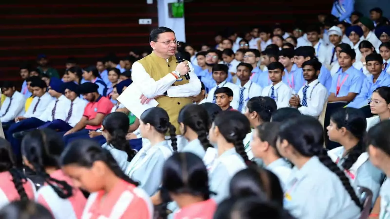 तस्वीर में हाथ में माइक थामे मुख्यमंत्री पुष्कर सिंह धामी सभागार में बैठे हुए छात्र-छात्राओं के समूह को संबोधित करते हुए दिखाई दे रहे हैं. तस्वीर में हाथ में माइक थामे मुख्यमंत्री पुष्कर सिंह धामी सभागार में बैठे हुए छात्र-छात्राओं के समूह को संबोधित करते हुए दिखाई दे रहे हैं.