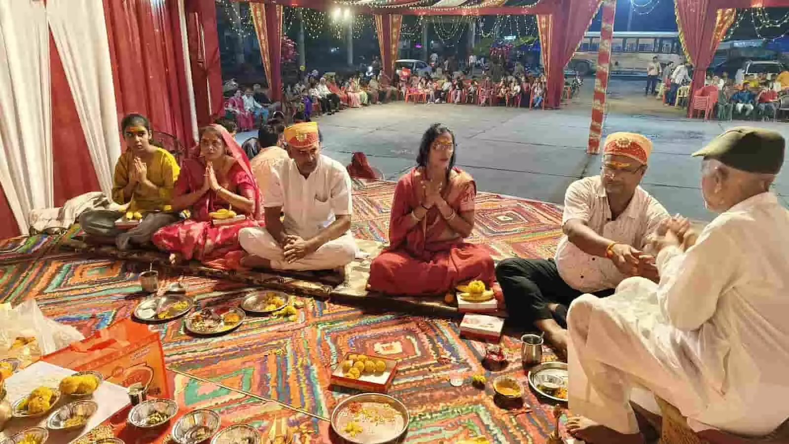 तस्वीर में दिख रहे श्रद्धालु मंडप के नीचे फर्श पर बैठकर धार्मिक विधि-विधान से पूजा कर रहे हैं। तस्वीर में दिख रहे श्रद्धालु मंडप के नीचे फर्श पर बैठकर धार्मिक विधि-विधान से पूजा कर रहे हैं।