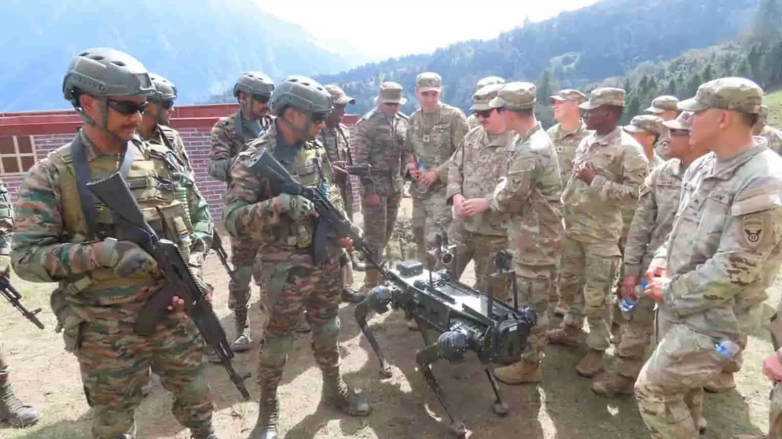 पहाड़ी क्षेत्र में भारतीय जवान अमेरिकी सैनिकों को एक रोबोटिक उपकरण का प्रदर्शन दिखा रहे हैं। पहाड़ी क्षेत्र में भारतीय जवान अमेरिकी सैनिकों को एक रोबोटिक उपकरण का प्रदर्शन दिखा रहे हैं।