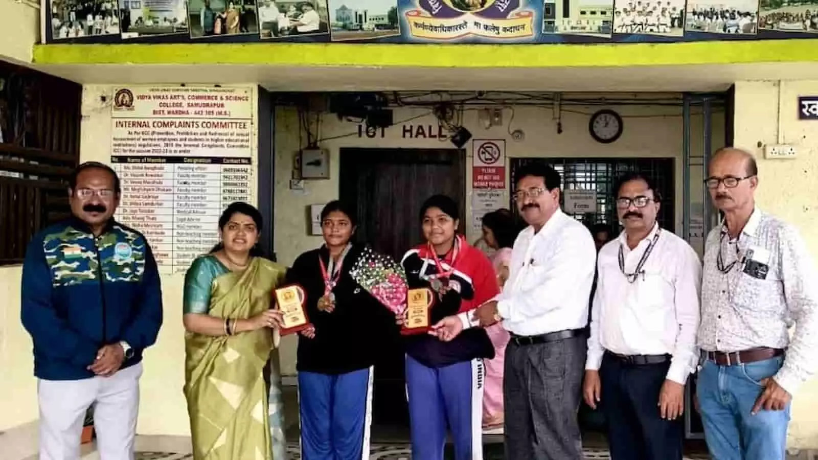 तस्वीर में बाएं से दाएं, आयोजक दो पदक विजेता खिलाड़ियों को ट्रॉफी और गुलदस्ता देकर सम्मानित कर रहे हैं। तस्वीर में बाएं से दाएं, आयोजक दो पदक विजेता खिलाड़ियों को ट्रॉफी और गुलदस्ता देकर सम्मानित कर रहे हैं।