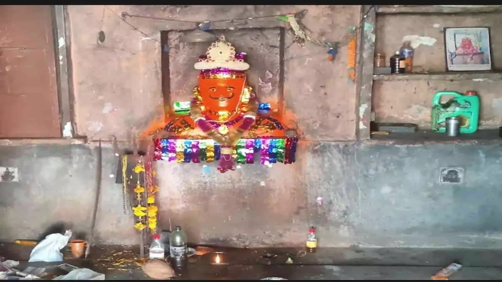 तस्वीर में दिख रही श्रृंगारित श्रीकाल भैरव बाबा की मूर्ति मंदिर परिसर के आला में विराजमान है। तस्वीर में दिख रही श्रृंगारित श्रीकाल भैरव बाबा की मूर्ति मंदिर परिसर के आला में विराजमान है।