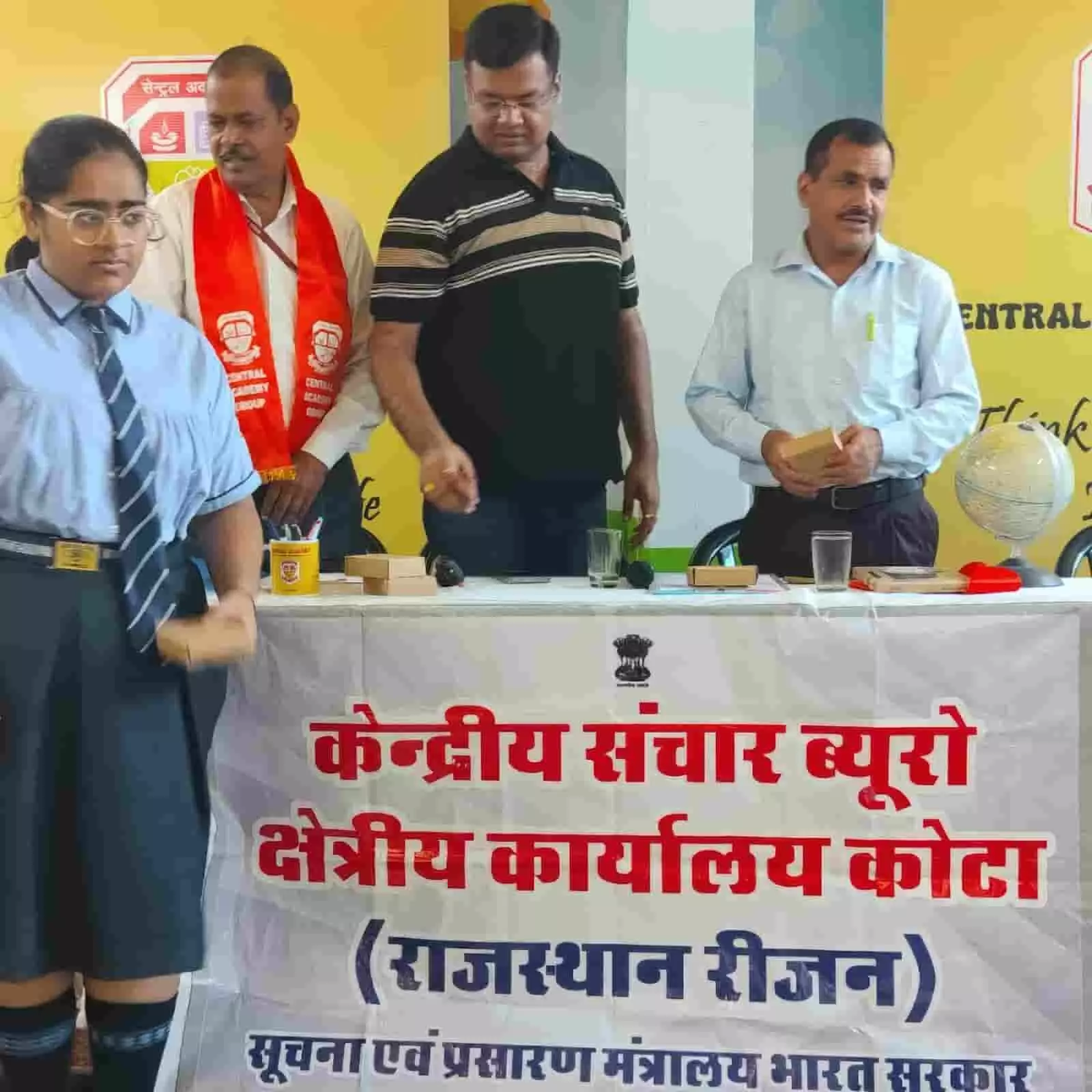 तस्वीर में बाएं से दाएं स्कूली छात्रा और मंच पर मौजूद अतिथि पुरस्कार वितरण समारोह में खड़े दिख रहे हैं। तस्वीर में बाएं से दाएं स्कूली छात्रा और मंच पर मौजूद अतिथि पुरस्कार वितरण समारोह में खड़े दिख रहे हैं।