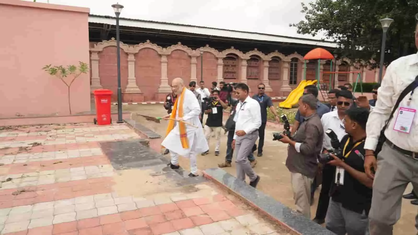 तस्वीर में केंद्रीय मंत्री अमित शाह अन्य अधिकारियों और फोटोग्राफरों की मौजूदगी में रेलवे स्टेशन परिसर की सफाई कर रहे हैं। तस्वीर में केंद्रीय मंत्री अमित शाह अन्य अधिकारियों और फोटोग्राफरों की मौजूदगी में रेलवे स्टेशन परिसर की सफाई कर रहे हैं।