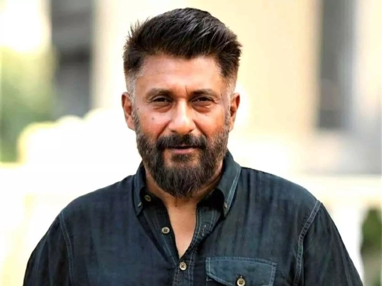 तस्वीर में फिल्ममेकर विवेक अग्निहोत्री दाढ़ी और छोटी दाढ़ी-मूंछ के साथ काली शर्ट पहने हुए दिखाई दे रहे हैं। तस्वीर में फिल्ममेकर विवेक अग्निहोत्री दाढ़ी और छोटी दाढ़ी-मूंछ के साथ काली शर्ट पहने हुए दिखाई दे रहे हैं।