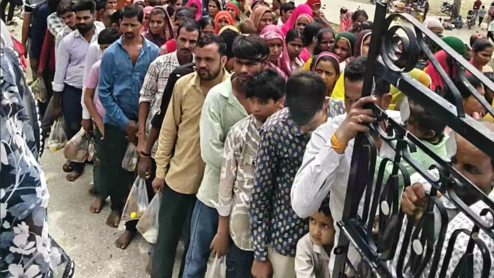 तस्वीर में ढेलाणा भैरूनाथ मंदिर के प्रवेश द्वार के बाहर कतार में खड़े पुरुष, महिलाएं और बच्चे दर्शन के लिए प्रतीक्षा कर रहे हैं। तस्वीर में ढेलाणा भैरूनाथ मंदिर के प्रवेश द्वार के बाहर कतार में खड़े पुरुष, महिलाएं और बच्चे दर्शन के लिए प्रतीक्षा कर रहे हैं।
