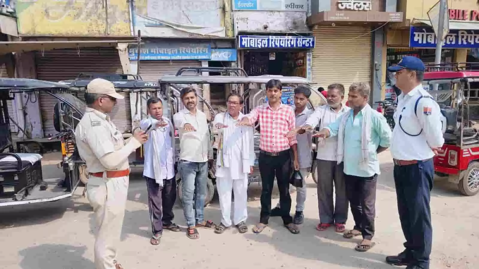 तस्वीर में बाएं और दाएं खड़े राजस्थान पुलिसकर्मी बीच में खड़े ई-रिक्शा चालकों को हाथ आगे बढ़ाकर शपथ दिला रहे हैं। तस्वीर में बाएं और दाएं खड़े राजस्थान पुलिसकर्मी बीच में खड़े ई-रिक्शा चालकों को हाथ आगे बढ़ाकर शपथ दिला रहे हैं।