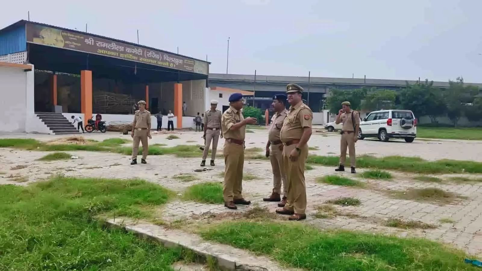 तस्वीर में दिख रही जगह पिलखुवा का रामलीला मैदान है, जहां पुलिस अधिकारी आपस में बातचीत कर रहे हैं। तस्वीर में दिख रही जगह पिलखुवा का रामलीला मैदान है, जहां पुलिस अधिकारी आपस में बातचीत कर रहे हैं।