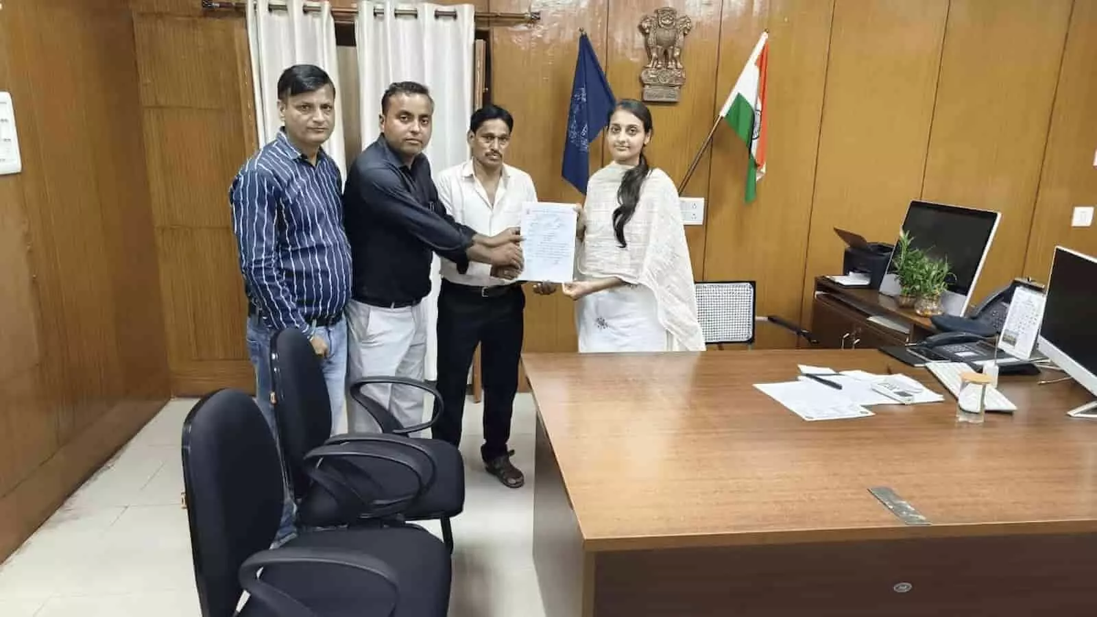 तस्वीर में बाएं से दाएं तीन पुरुष एक महिला अधिकारी को कार्यालय में लिखित ज्ञापन सौंप रहे हैं। तस्वीर में बाएं से दाएं तीन पुरुष एक महिला अधिकारी को कार्यालय में लिखित ज्ञापन सौंप रहे हैं।