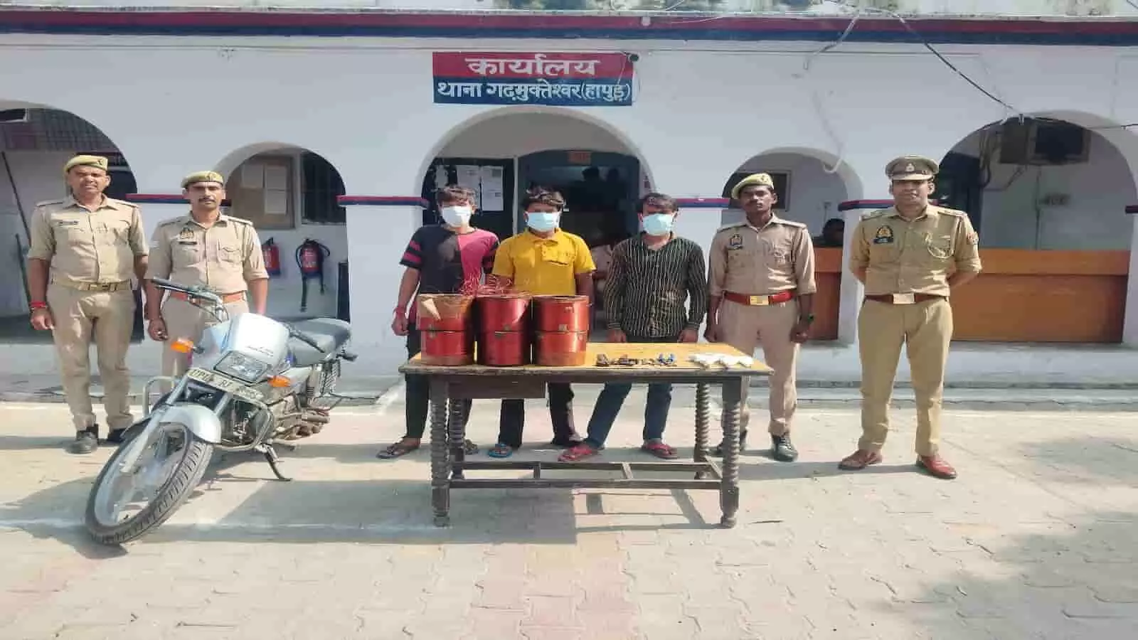 तस्वीर में दिख रही गढ़मुक्तेश्वर थाना पुलिस ने तीन आरोपियों को जब्त सामान के साथ खड़ा किया है। तस्वीर में दिख रही गढ़मुक्तेश्वर थाना पुलिस ने तीन आरोपियों को जब्त सामान के साथ खड़ा किया है।