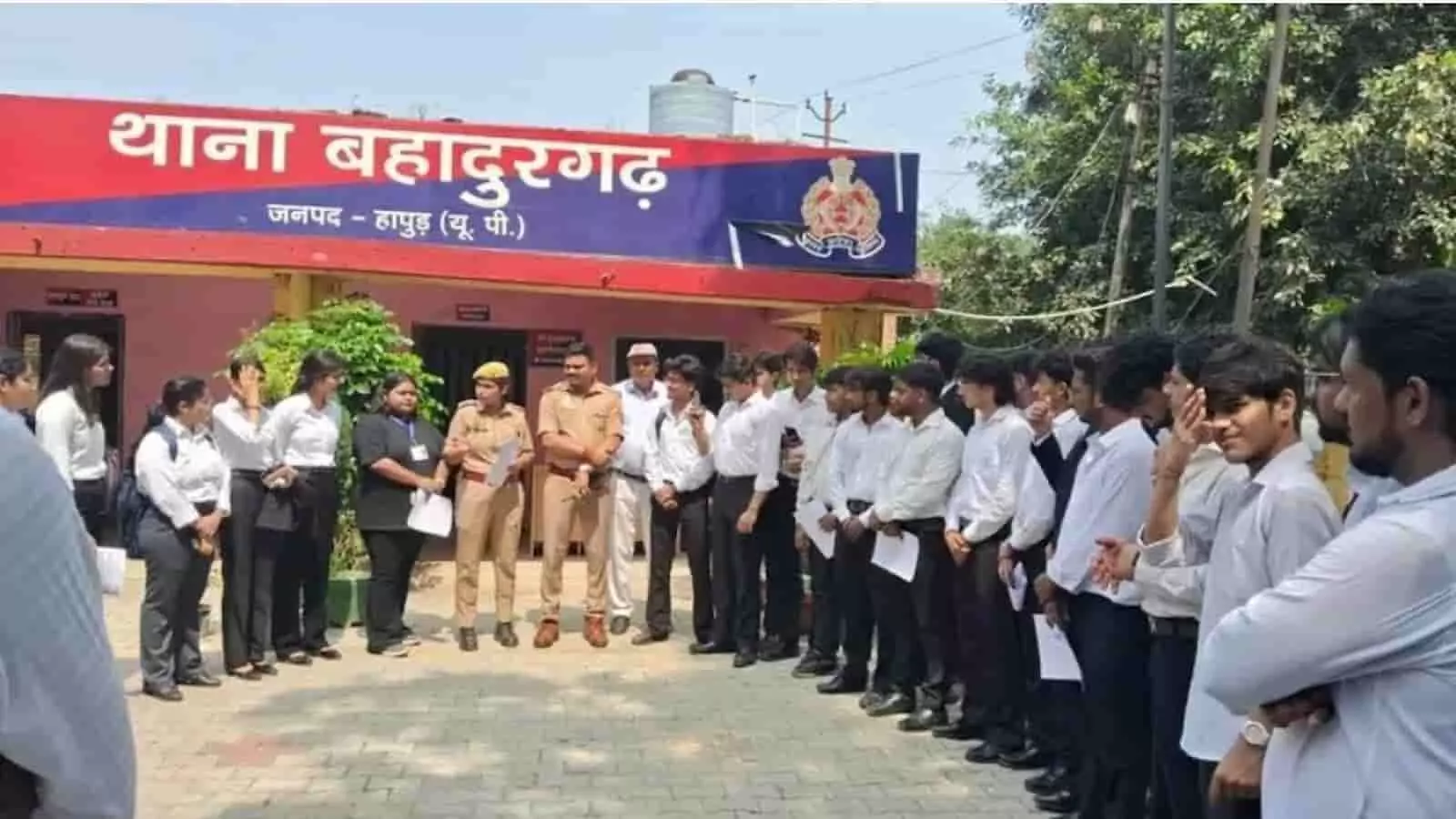 तस्वीर में बहादुरगढ़ थाने के बाहर पुलिस अधिकारी छात्र-छात्राओं के समूह को संबोधित करते दिख रहे हैं। तस्वीर में बहादुरगढ़ थाने के बाहर पुलिस अधिकारी छात्र-छात्राओं के समूह को संबोधित करते दिख रहे हैं।