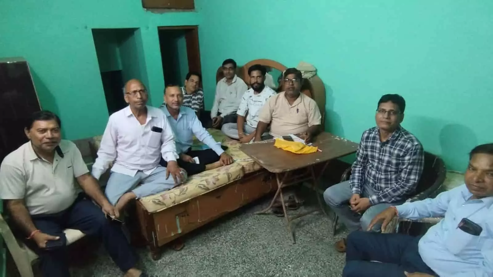 तस्वीर में बाएं से दाएं कई शिक्षक कमरे में बेड और कुर्सियों पर बैठकर चर्चा कर रहे हैं। तस्वीर में बाएं से दाएं कई शिक्षक कमरे में बेड और कुर्सियों पर बैठकर चर्चा कर रहे हैं।