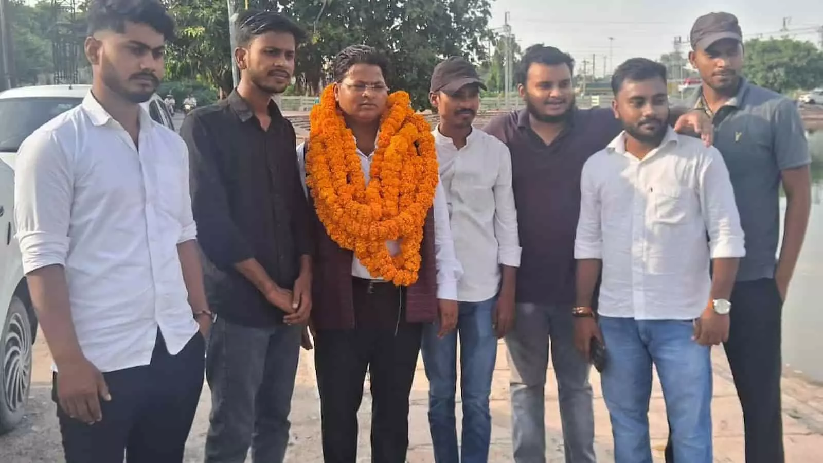 तस्वीर में दिख रही जगह पर ललित कुमार जोशी अपने समर्थकों के साथ बाहर खड़े होकर पोज दे रहे हैं। तस्वीर में दिख रही जगह पर ललित कुमार जोशी अपने समर्थकों के साथ बाहर खड़े होकर पोज दे रहे हैं।