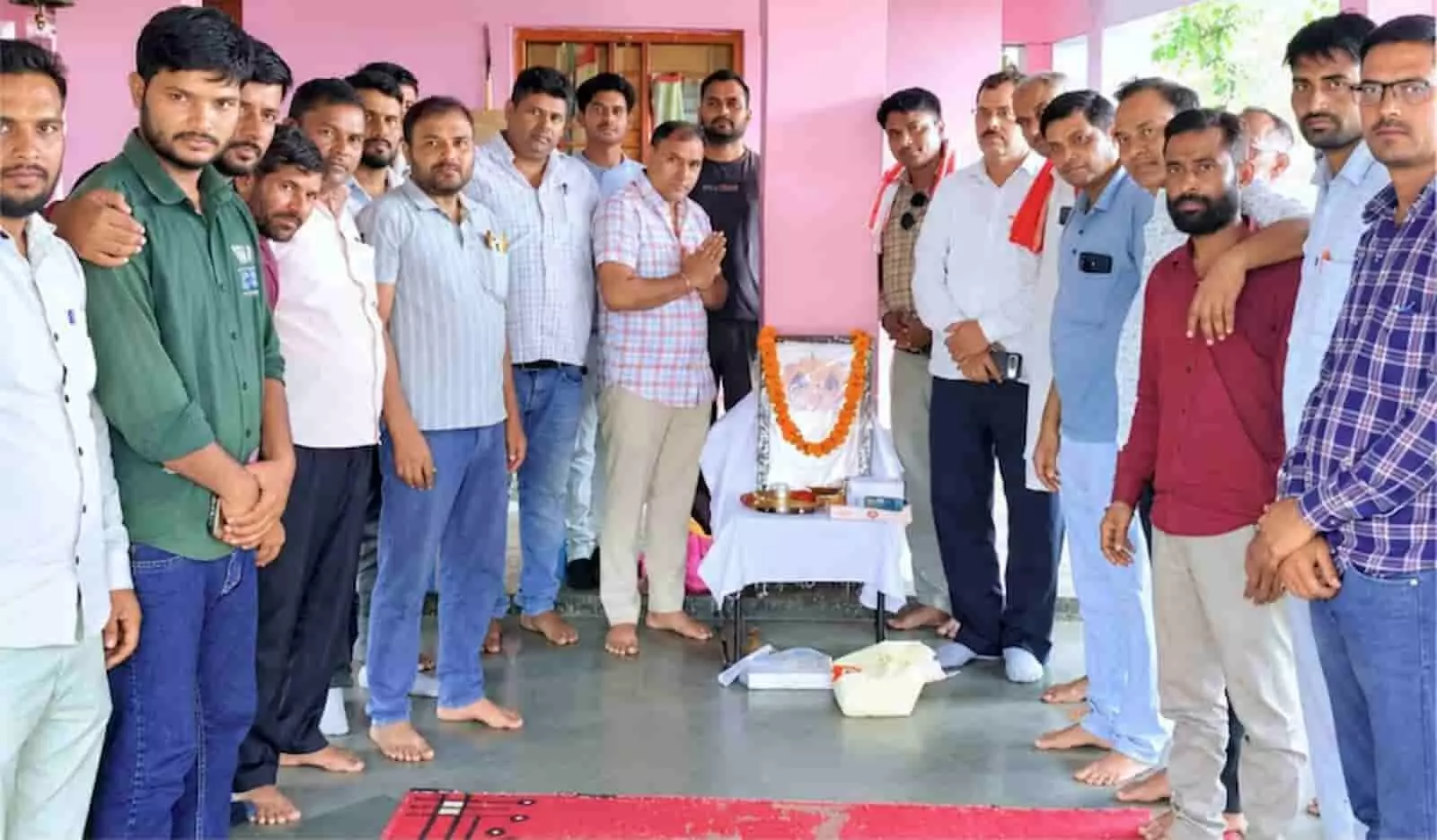 तस्वीर में दिख रही एक कमरे के भीतर भगवान विश्वकर्मा के चित्र के समक्ष खड़े लोग। तस्वीर में दिख रही एक कमरे के भीतर भगवान विश्वकर्मा के चित्र के समक्ष खड़े लोग।