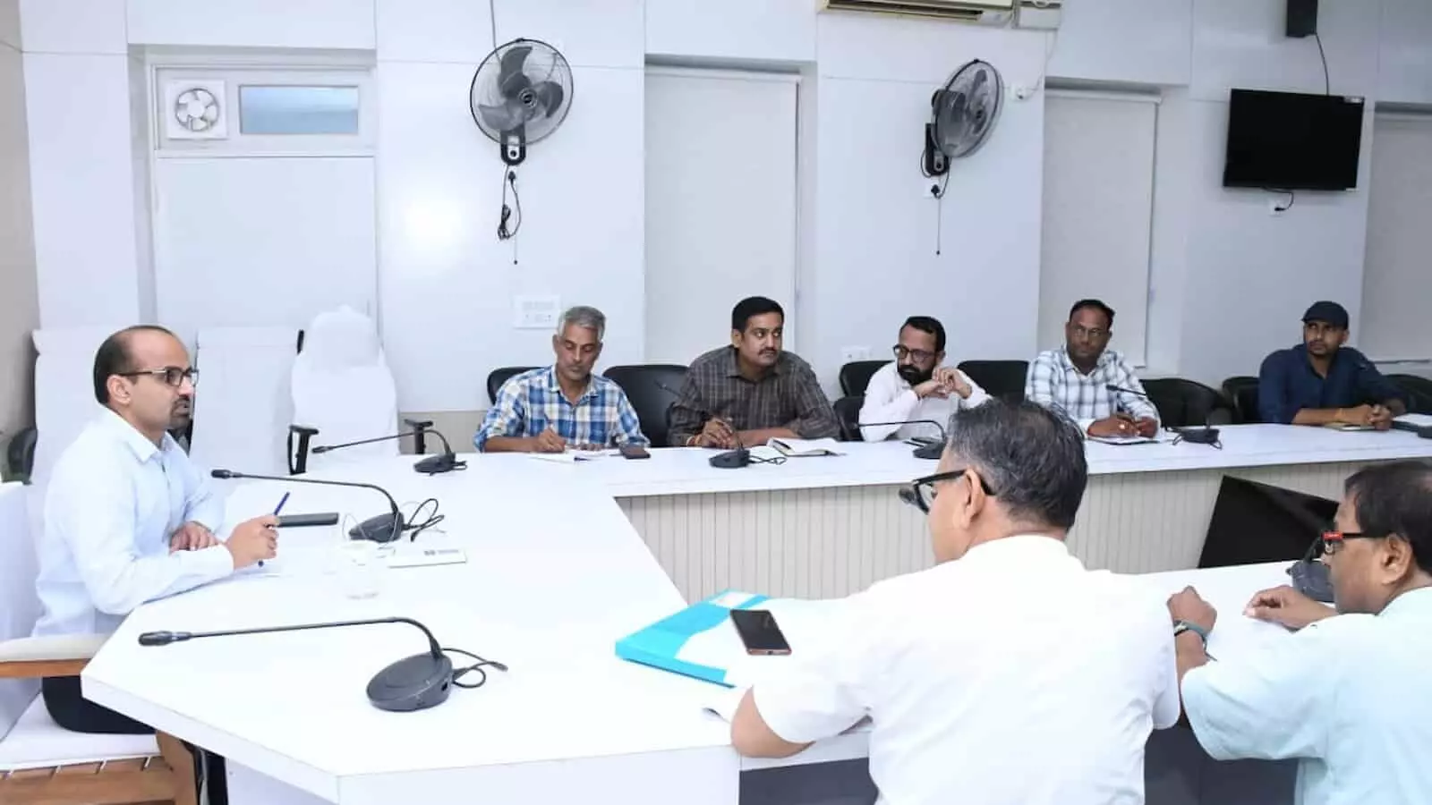 तस्वीर में जिला कलक्टर काना राम बैठक कक्ष में प्रशासनिक अधिकारियों के साथ सड़क सुरक्षा पर चर्चा कर रहे हैं। तस्वीर में जिला कलक्टर काना राम बैठक कक्ष में प्रशासनिक अधिकारियों के साथ सड़क सुरक्षा पर चर्चा कर रहे हैं।