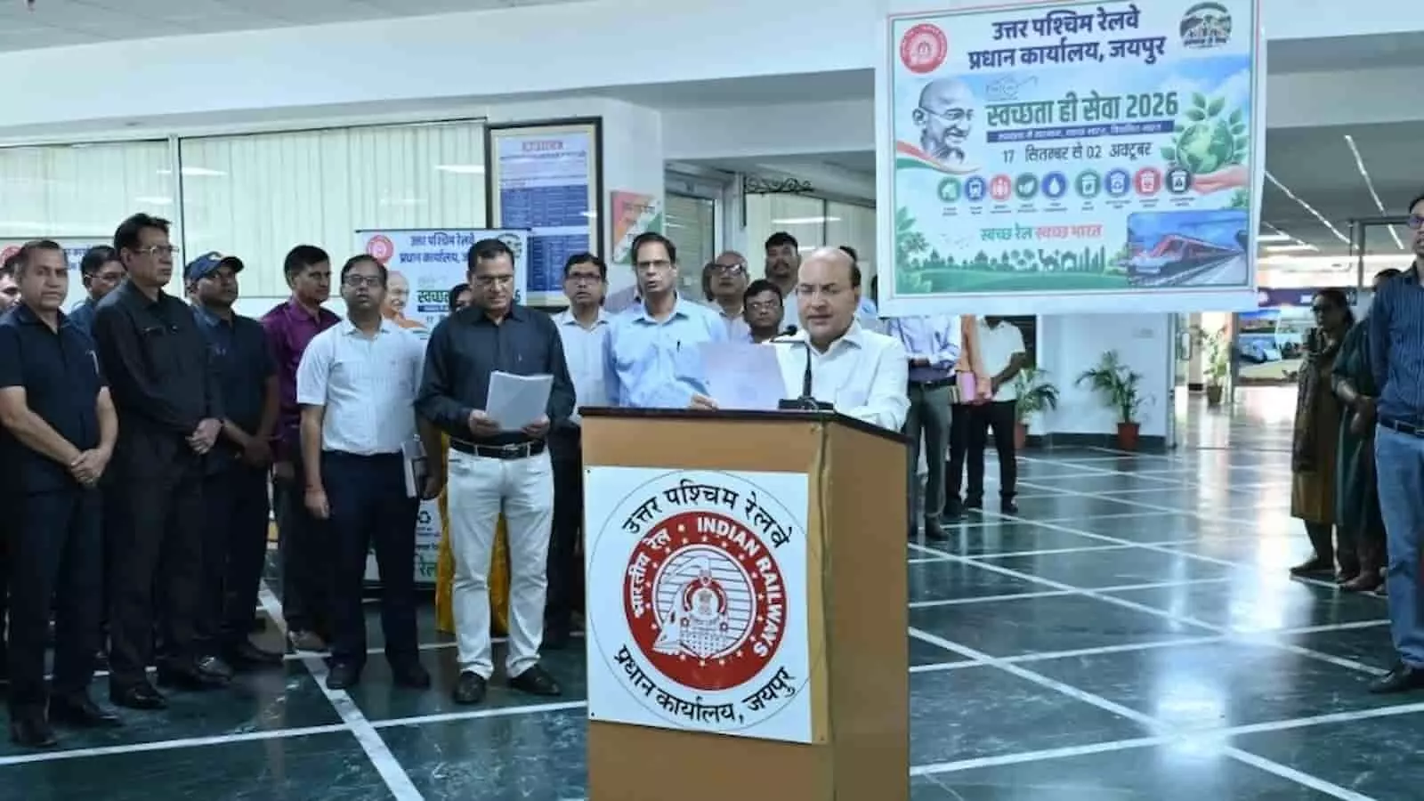 तस्वीर में जयपुर स्थित कार्यालय में पोडियम पर खड़े अधिकारी के साथ मौजूद अन्य कर्मचारी शपथ पढ़ रहे हैं। तस्वीर में जयपुर स्थित कार्यालय में पोडियम पर खड़े अधिकारी के साथ मौजूद अन्य कर्मचारी शपथ पढ़ रहे हैं।