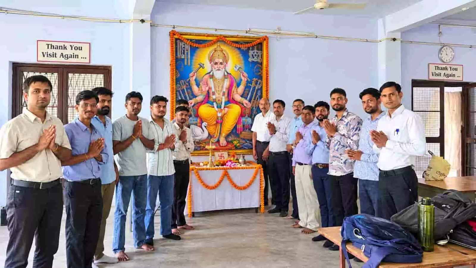 बगड़ ITOT परिसर में भगवान विश्वकर्मा की तस्वीर के समक्ष प्रार्थना करते अधिकारी और प्रशिक्षणार्थी। बगड़ ITOT परिसर में भगवान विश्वकर्मा की तस्वीर के समक्ष प्रार्थना करते अधिकारी और प्रशिक्षणार्थी।