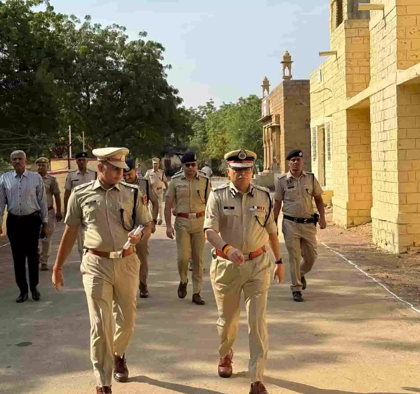 पुलिस वर्दी पहने डीजीपी राजीव कुमार शर्मा अन्य अधिकारियों के साथ जैसलमेर पुलिस परिसर में पैदल निरीक्षण कर रहे हैं। पुलिस वर्दी पहने डीजीपी राजीव कुमार शर्मा अन्य अधिकारियों के साथ जैसलमेर पुलिस परिसर में पैदल निरीक्षण कर रहे हैं।