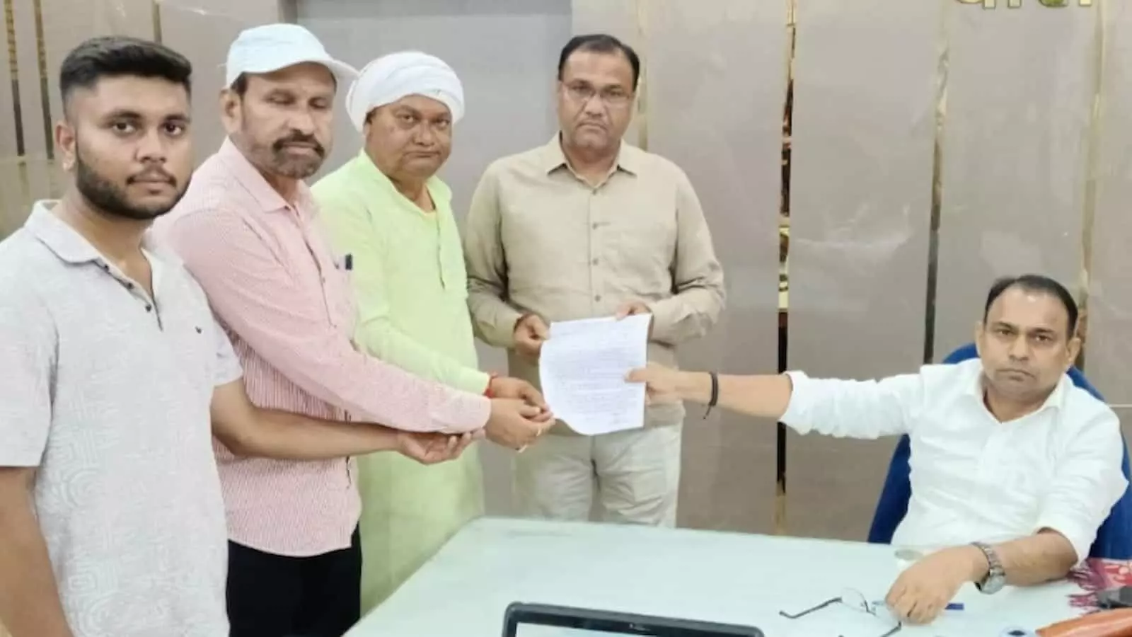 तस्वीर में बाएं से दाएं खड़े हुए कई लोग एडीएम को ज्ञापन सौंप रहे हैं और एक अधिकारी मेज के पास बैठे हुए दिखाई दे रहे हैं. तस्वीर में बाएं से दाएं खड़े हुए कई लोग एडीएम को ज्ञापन सौंप रहे हैं और एक अधिकारी मेज के पास बैठे हुए दिखाई दे रहे हैं.