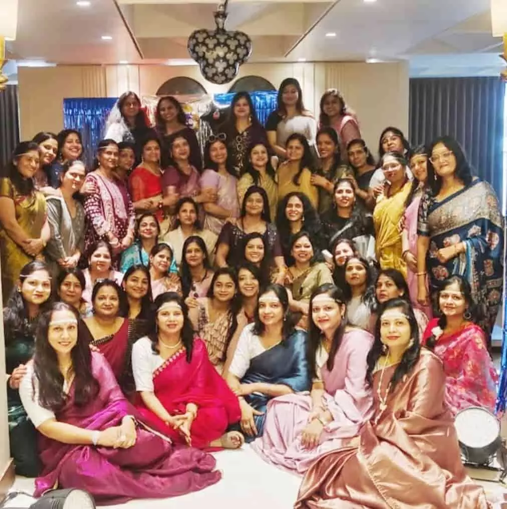 तस्वीर में पारंपरिक और आकर्षक परिधानों में सजी महिलाओं का एक बड़ा समूह कैमरे की तरफ देखकर मुस्कुराते हुए नजर आ रहा है। तस्वीर में पारंपरिक और आकर्षक परिधानों में सजी महिलाओं का एक बड़ा समूह कैमरे की तरफ देखकर मुस्कुराते हुए नजर आ रहा है।