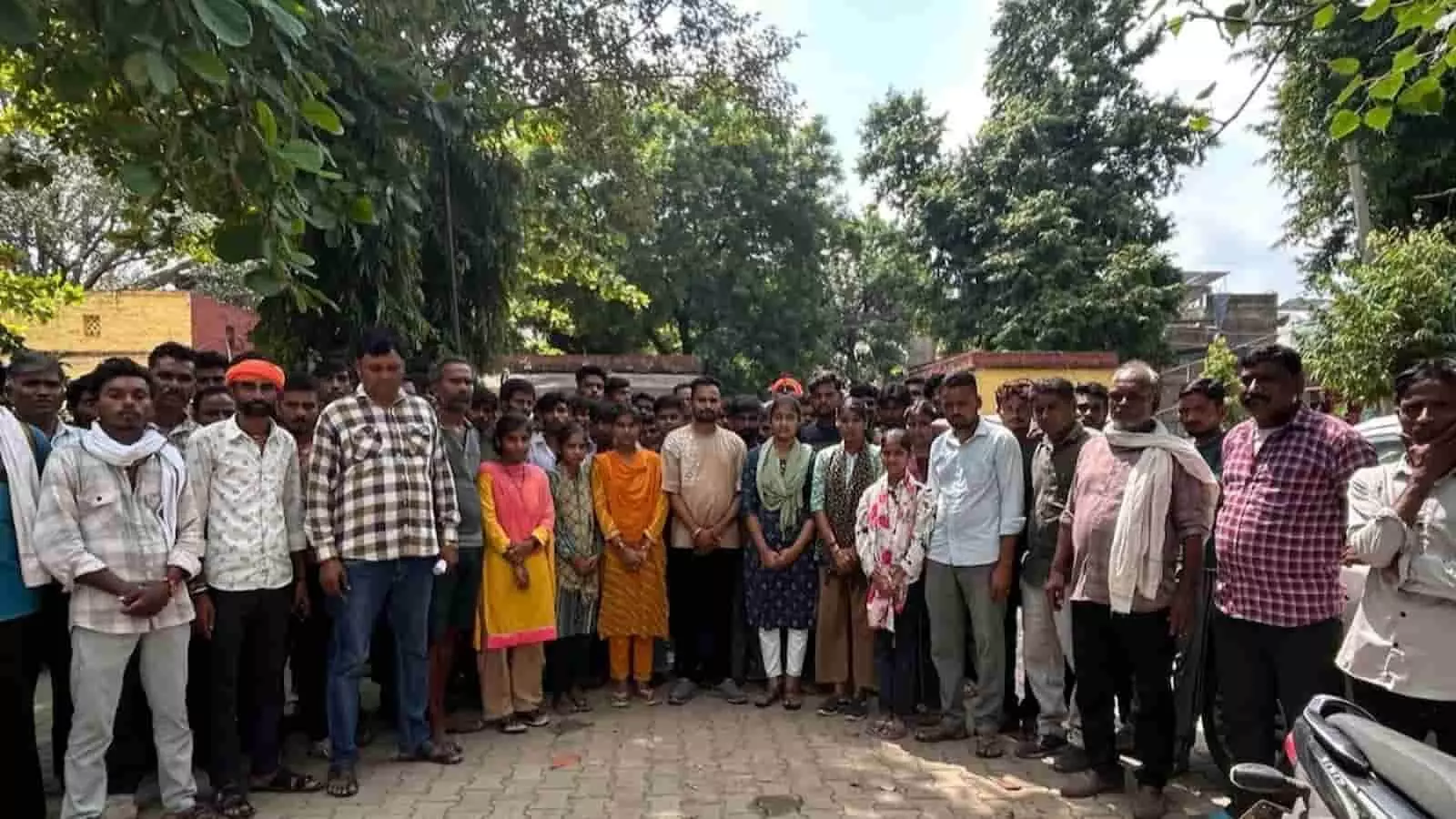 तस्वीर में दिख रहे ग्रामीण और छात्र छीपाबड़ौद के राजकीय उच्च माध्यमिक विद्यालय परिसर में सुरक्षा की मांग को लेकर खड़े हैं। तस्वीर में दिख रहे ग्रामीण और छात्र छीपाबड़ौद के राजकीय उच्च माध्यमिक विद्यालय परिसर में सुरक्षा की मांग को लेकर खड़े हैं।