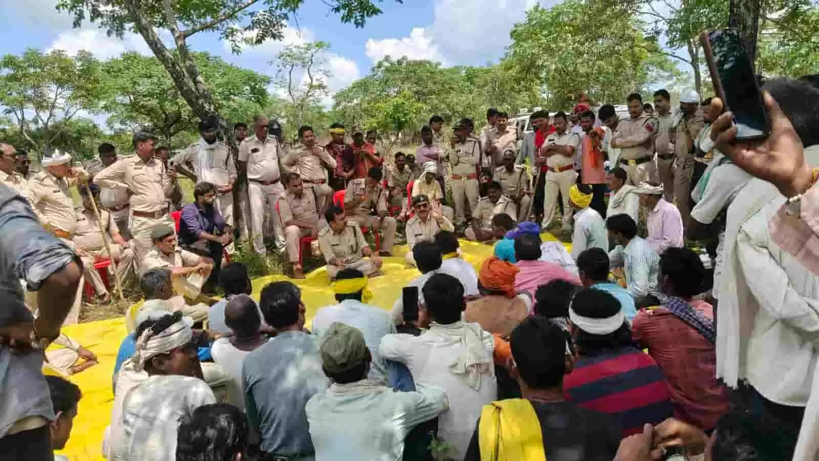 तस्वीर में खुले मैदान में पुलिस अधिकारी बैठकर ग्रामीणों को संबोधित करते दिख रहे हैं। तस्वीर में खुले मैदान में पुलिस अधिकारी बैठकर ग्रामीणों को संबोधित करते दिख रहे हैं।