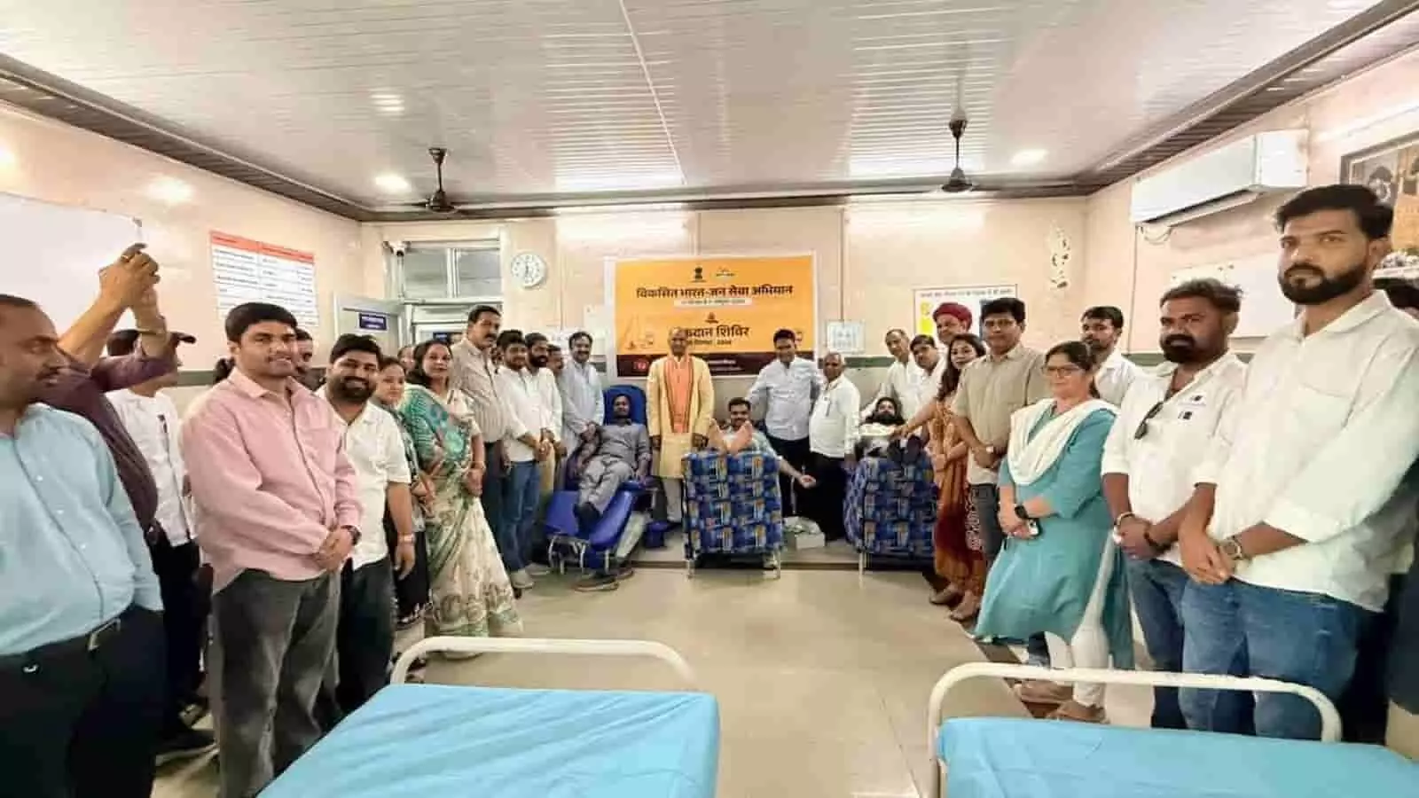 तस्वीर में दिख रहे लोग चित्तौड़गढ़ जिला अस्पताल के परिसर में रक्तदान शिविर के दौरान खड़े हैं। तस्वीर में दिख रहे लोग चित्तौड़गढ़ जिला अस्पताल के परिसर में रक्तदान शिविर के दौरान खड़े हैं।