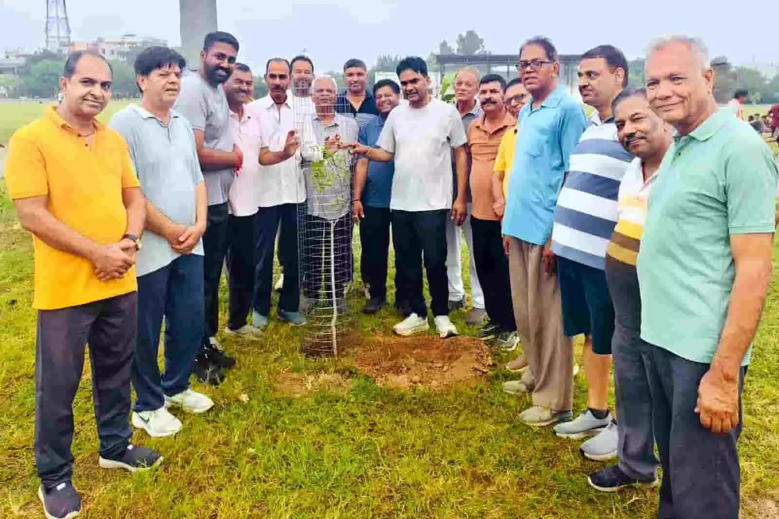 तस्वीर में विधायक चंद्रभान सिंह आक्या और मॉर्निंग वॉक क्लब के सदस्य स्टेडियम में पौधा लगाते हुए। तस्वीर में विधायक चंद्रभान सिंह आक्या और मॉर्निंग वॉक क्लब के सदस्य स्टेडियम में पौधा लगाते हुए।