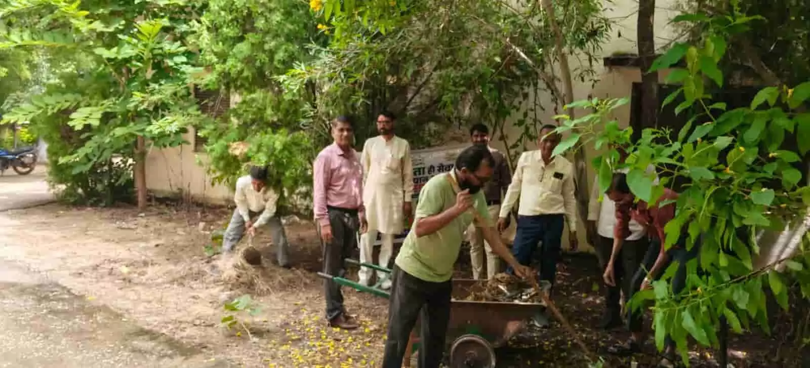 तस्वीर में दिख रही पंचायत समिति परिसर की जगह पर विकास अधिकारी और कर्मचारी कचरा उठाते हुए नजर आ रहे हैं। तस्वीर में दिख रही पंचायत समिति परिसर की जगह पर विकास अधिकारी और कर्मचारी कचरा उठाते हुए नजर आ रहे हैं।