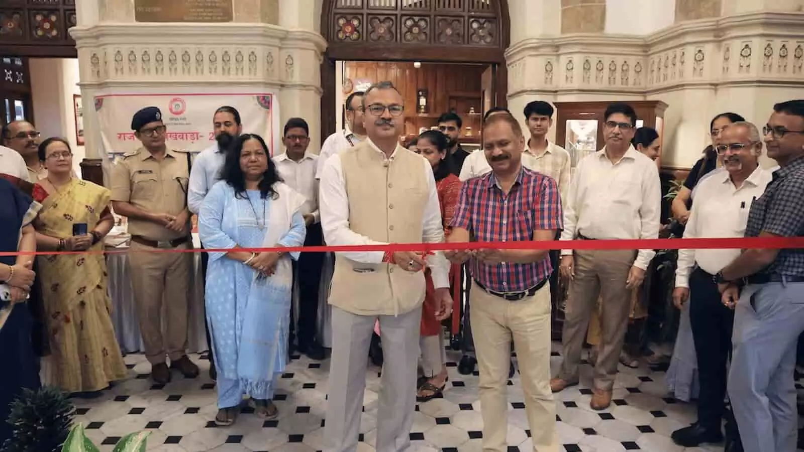 तस्वीर में पश्चिम रेलवे के महाप्रबंधक श्री रामाश्रय पाण्डेय अन्य अधिकारियों के साथ फीता काटकर राजभाषा प्रदर्शनी का उद्घाटन कर रहे हैं। तस्वीर में पश्चिम रेलवे के महाप्रबंधक श्री रामाश्रय पाण्डेय अन्य अधिकारियों के साथ फीता काटकर राजभाषा प्रदर्शनी का उद्घाटन कर रहे हैं।