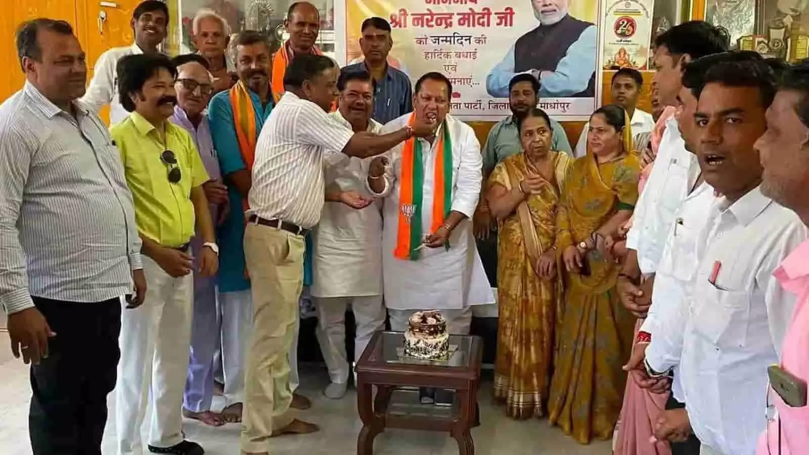 तस्वीर में बाएं से खड़े विभिन्न भाजपा पदाधिकारी और कार्यकर्ता, बीच में मेज पर रखे केक के पास मौजूद मानसिंह गुर्जर तथा अन्य नेता दिखाई दे रहे हैं तस्वीर में बाएं से खड़े विभिन्न भाजपा पदाधिकारी और कार्यकर्ता, बीच में मेज पर रखे केक के पास मौजूद मानसिंह गुर्जर तथा अन्य नेता दिखाई दे रहे हैं