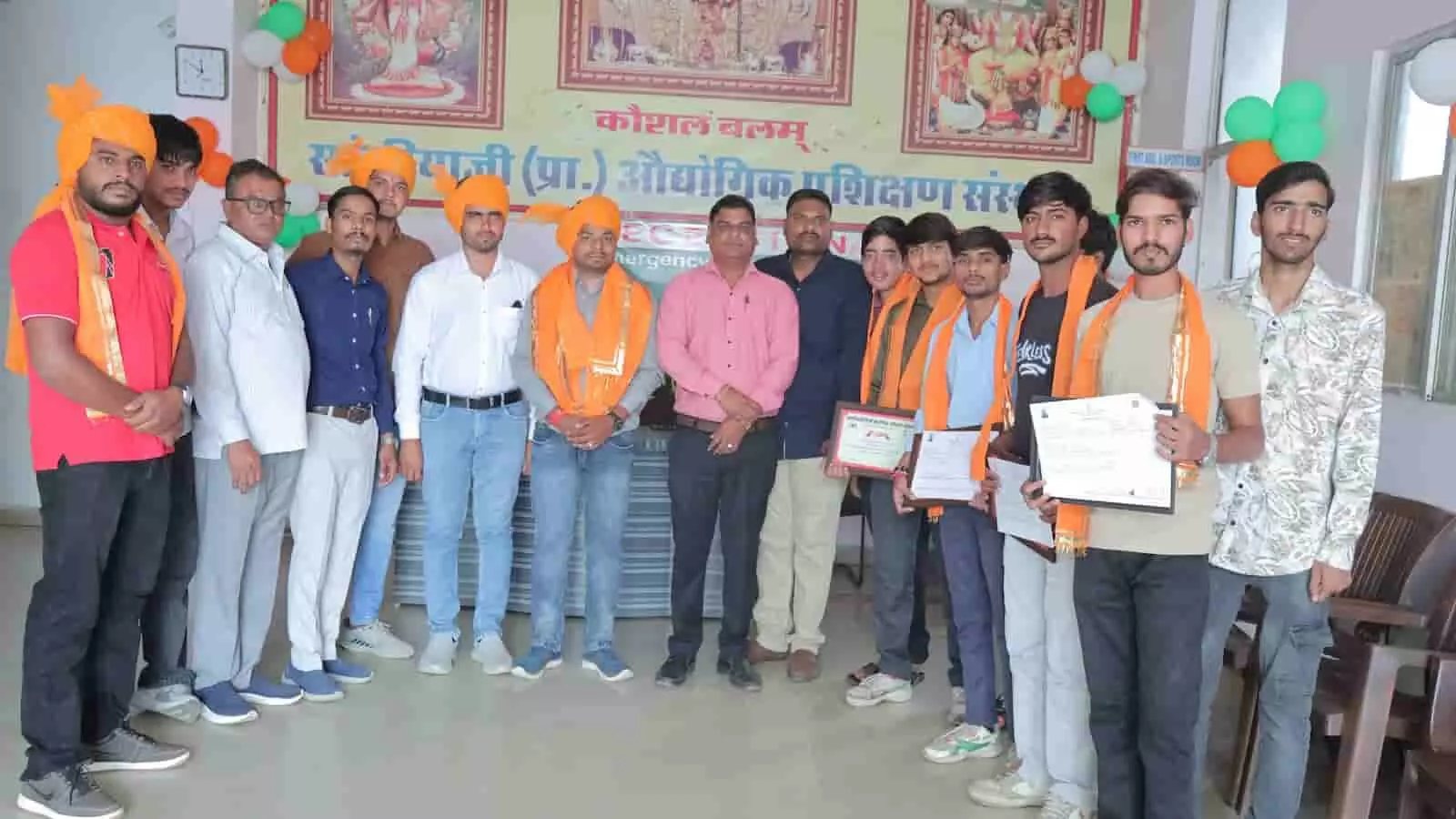 तस्वीर में बाएं से खड़े साफे पहने लोग, बीच में गुलाबी शर्ट पहने संस्था प्रधान और दाईं ओर प्रमाण पत्र थामे खड़े मेधावी छात्र दिखाई दे रहे हैं। तस्वीर में बाएं से खड़े साफे पहने लोग, बीच में गुलाबी शर्ट पहने संस्था प्रधान और दाईं ओर प्रमाण पत्र थामे खड़े मेधावी छात्र दिखाई दे रहे हैं।