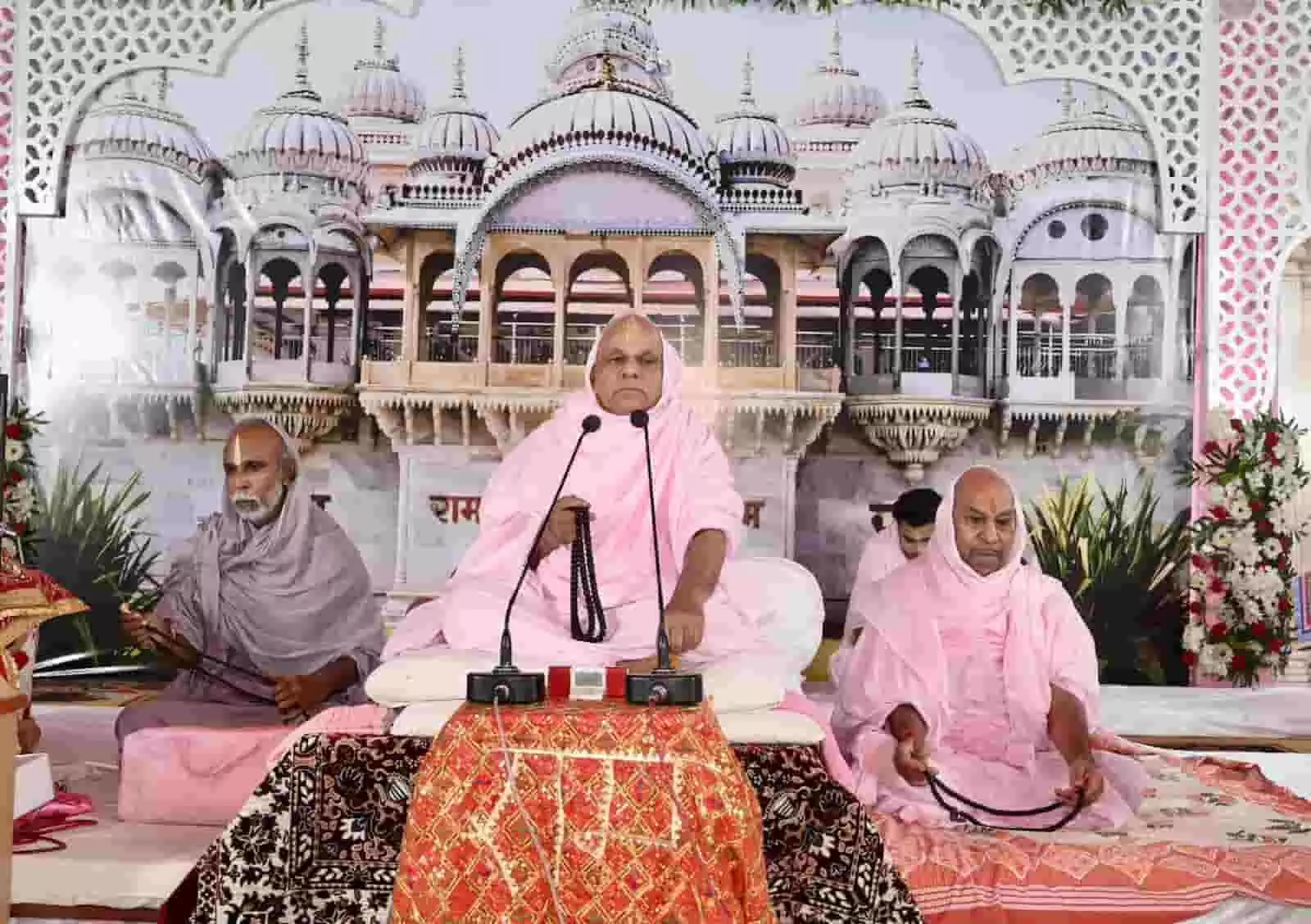 तस्वीर में बाएं से दाएं एक संत, मुख्य आचार्य स्वामी श्रीरामदयालजी महाराज और अन्य संत मंच पर बैठे हैं। तस्वीर में बाएं से दाएं एक संत, मुख्य आचार्य स्वामी श्रीरामदयालजी महाराज और अन्य संत मंच पर बैठे हैं।