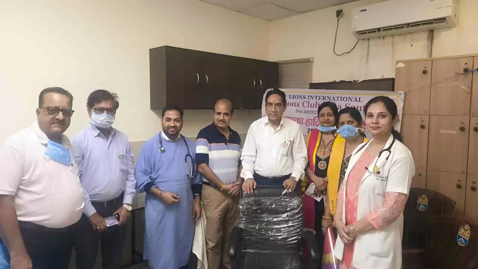 तस्वीर में डॉक्टर और अतिथि कोटा में एक चिकित्सा शिविर के दौरान कमरे में खड़े नजर आ रहे हैं। तस्वीर में डॉक्टर और अतिथि कोटा में एक चिकित्सा शिविर के दौरान कमरे में खड़े नजर आ रहे हैं।