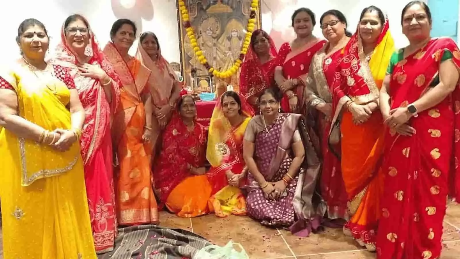तस्वीर में ब्राह्मण महिला मंडल की सदस्य महावीर नगर में नंद उत्सव के दौरान नजर आ रही हैं। तस्वीर में ब्राह्मण महिला मंडल की सदस्य महावीर नगर में नंद उत्सव के दौरान नजर आ रही हैं।