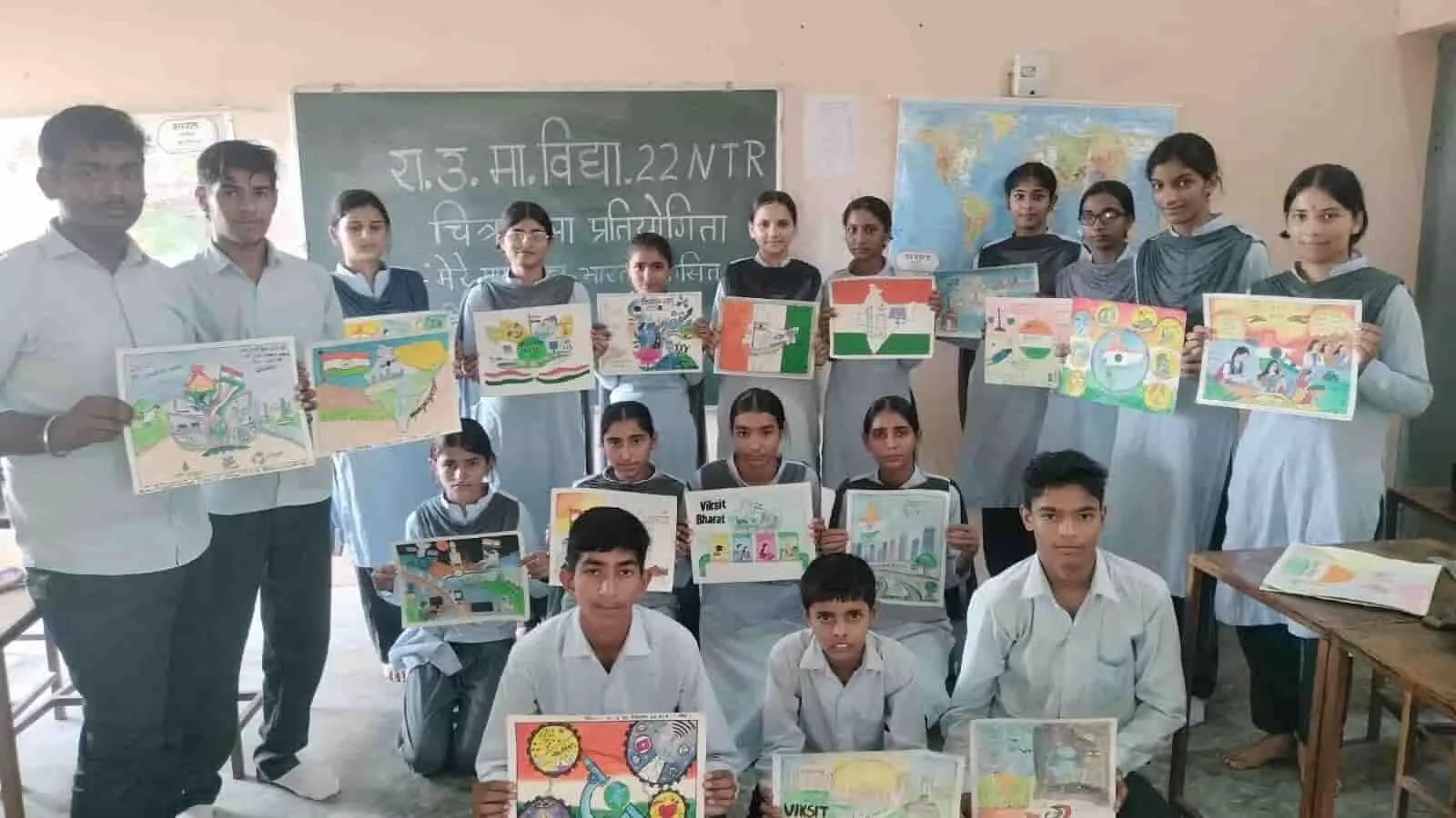 क्लासरूम में छात्र-छात्राएं हाथ में भारत के विकास पर बने पोस्टर लिए खड़े और बैठे हैं। क्लासरूम में छात्र-छात्राएं हाथ में भारत के विकास पर बने पोस्टर लिए खड़े और बैठे हैं।