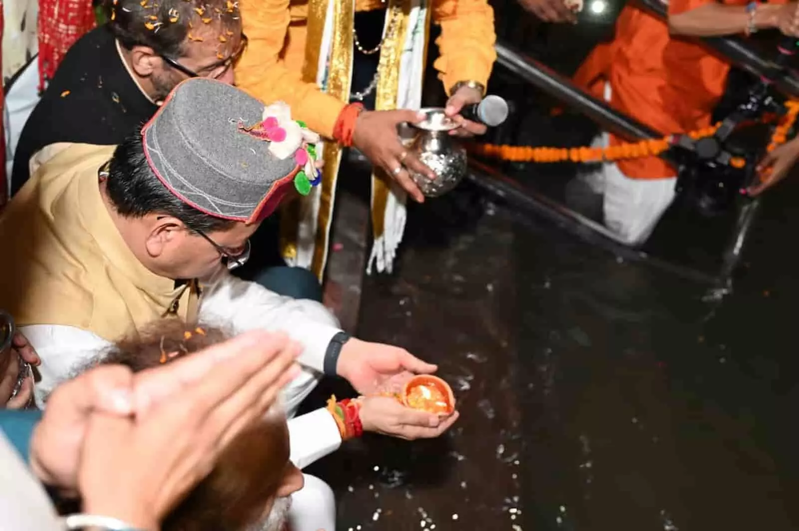 तस्वीर में टोपी पहने मुख्यमंत्री पुष्कर सिंह धामी नदी किनारे जलता हुआ दीया हाथ में पकड़े हुए हैं। तस्वीर में टोपी पहने मुख्यमंत्री पुष्कर सिंह धामी नदी किनारे जलता हुआ दीया हाथ में पकड़े हुए हैं।