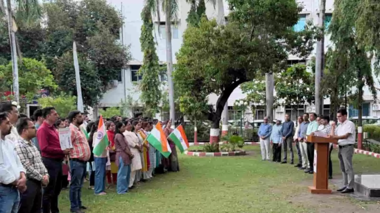 तस्वीर में बाईं ओर राष्ट्रीय ध्वज लिए खड़े रेल कर्मचारी और दाईं ओर पोडियम से भाषण देते अधिकारी दिख रहे हैं। तस्वीर में बाईं ओर राष्ट्रीय ध्वज लिए खड़े रेल कर्मचारी और दाईं ओर पोडियम से भाषण देते अधिकारी दिख रहे हैं।