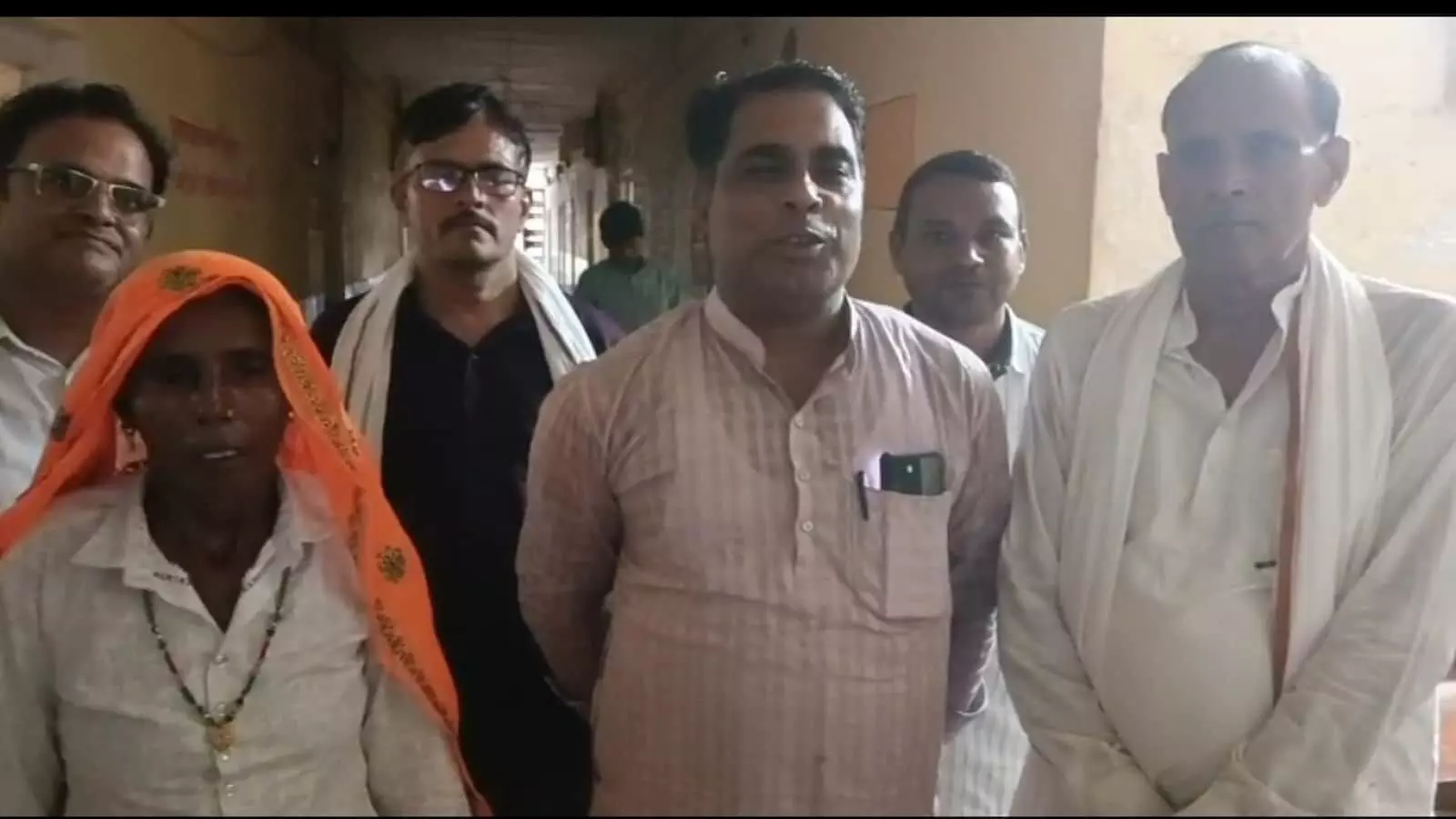 तस्वीर में हिंडौन नगर परिषद के एक गलियारे में खड़े हुए लोग नजर आ रहे हैं. तस्वीर में हिंडौन नगर परिषद के एक गलियारे में खड़े हुए लोग नजर आ रहे हैं.