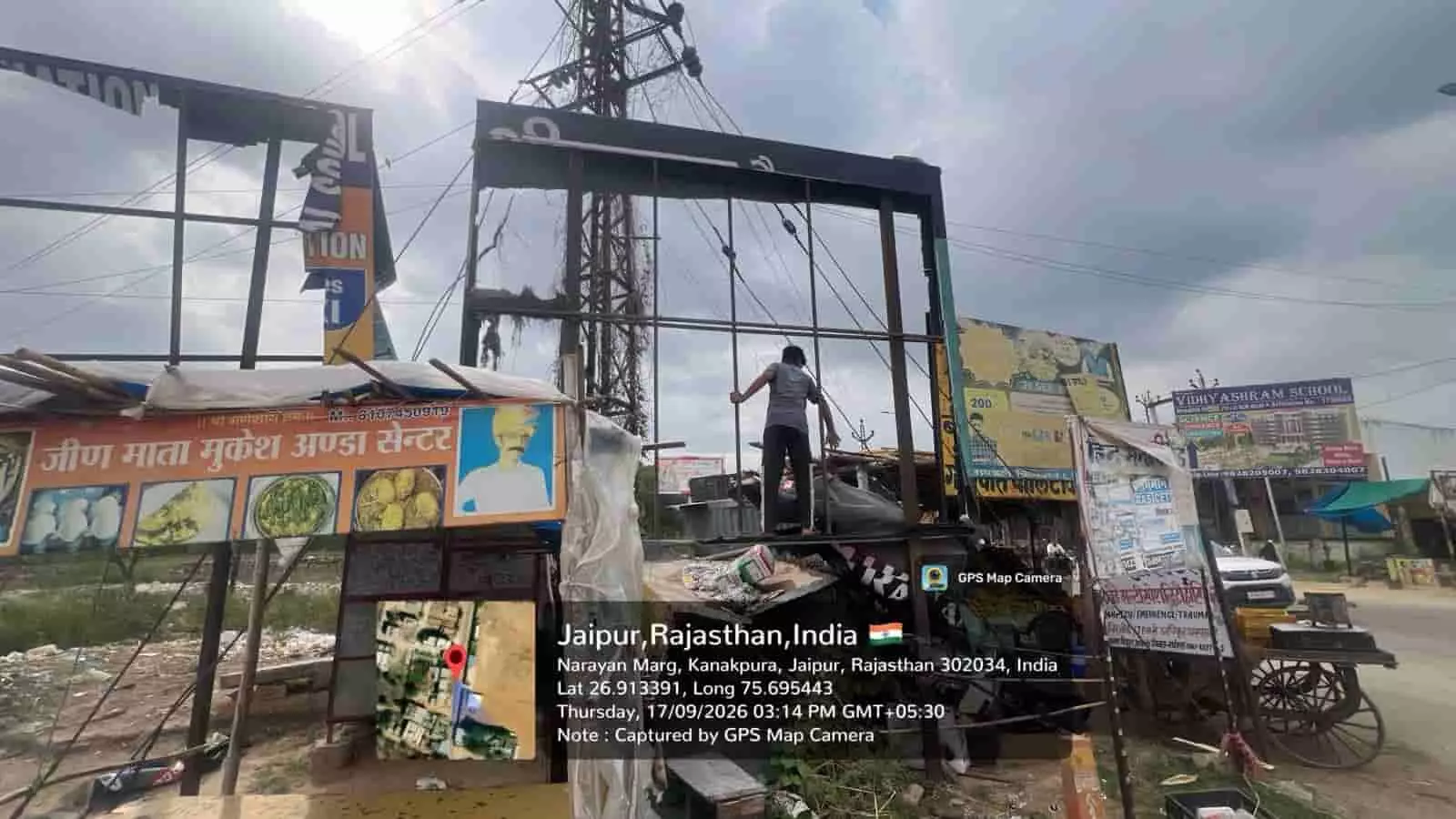 तस्वीर में जयपुर में व्यावसायिक बैनरों के पास एक व्यक्ति अवैध लोहे के फ्रेम को हटा रहा है। तस्वीर में जयपुर में व्यावसायिक बैनरों के पास एक व्यक्ति अवैध लोहे के फ्रेम को हटा रहा है।