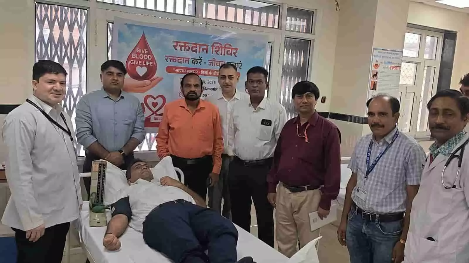 तस्वीर में जयपुर के अस्पताल में रक्तदान करते जिला कलक्टर के आसपास खड़े डॉक्टर और अधिकारी दिख रहे हैं। तस्वीर में जयपुर के अस्पताल में रक्तदान करते जिला कलक्टर के आसपास खड़े डॉक्टर और अधिकारी दिख रहे हैं।