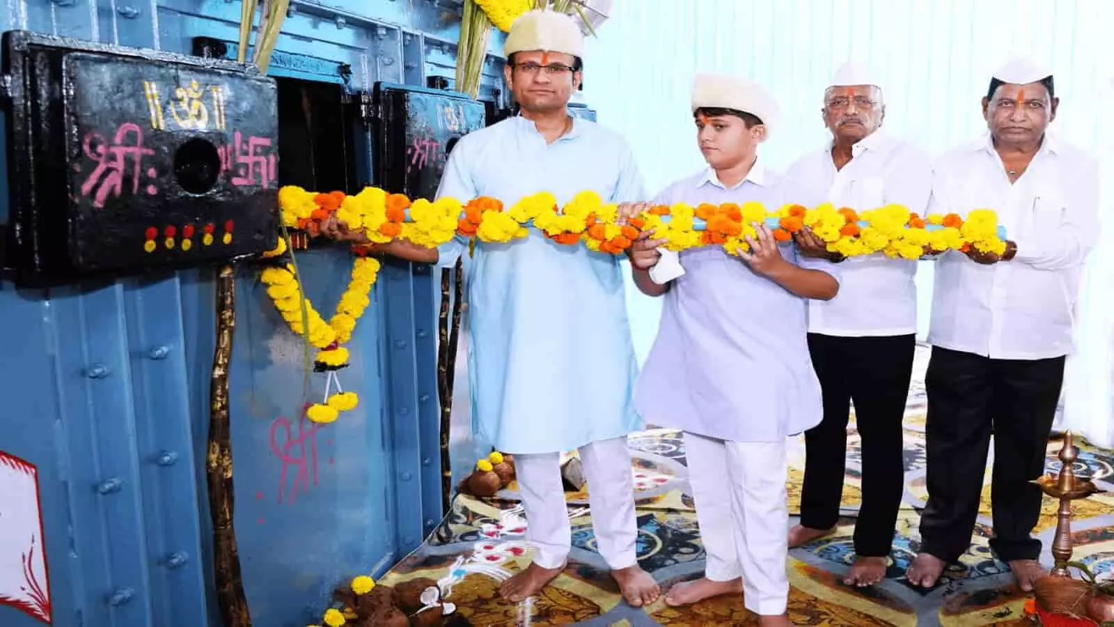 तस्वीर में शाहू सहकारी साखर कारखाने के बॉयलर अग्निप्रदीपन समारोह के दौरान अनुष्ठान करते हुए राजे समरजितसिंह घाटगे और अन्य गणमान्य व्यक्ति दिखाई दे रहे हैं। तस्वीर में शाहू सहकारी साखर कारखाने के बॉयलर अग्निप्रदीपन समारोह के दौरान अनुष्ठान करते हुए राजे समरजितसिंह घाटगे और अन्य गणमान्य व्यक्ति दिखाई दे रहे हैं।