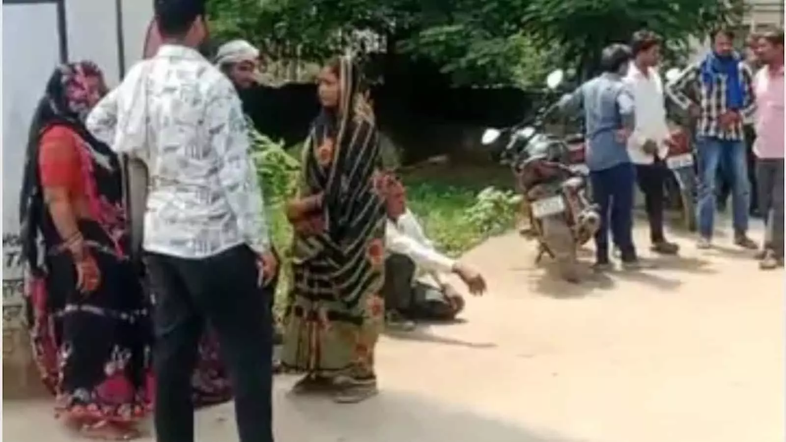 : तस्वीर में कटनी के ग्रामीण इलाके से जुड़ी सर्पदंश की घटना के बाद अस्पताल परिसर के बाहर खड़े लोग नजर आ रहे हैं। : तस्वीर में कटनी के ग्रामीण इलाके से जुड़ी सर्पदंश की घटना के बाद अस्पताल परिसर के बाहर खड़े लोग नजर आ रहे हैं।