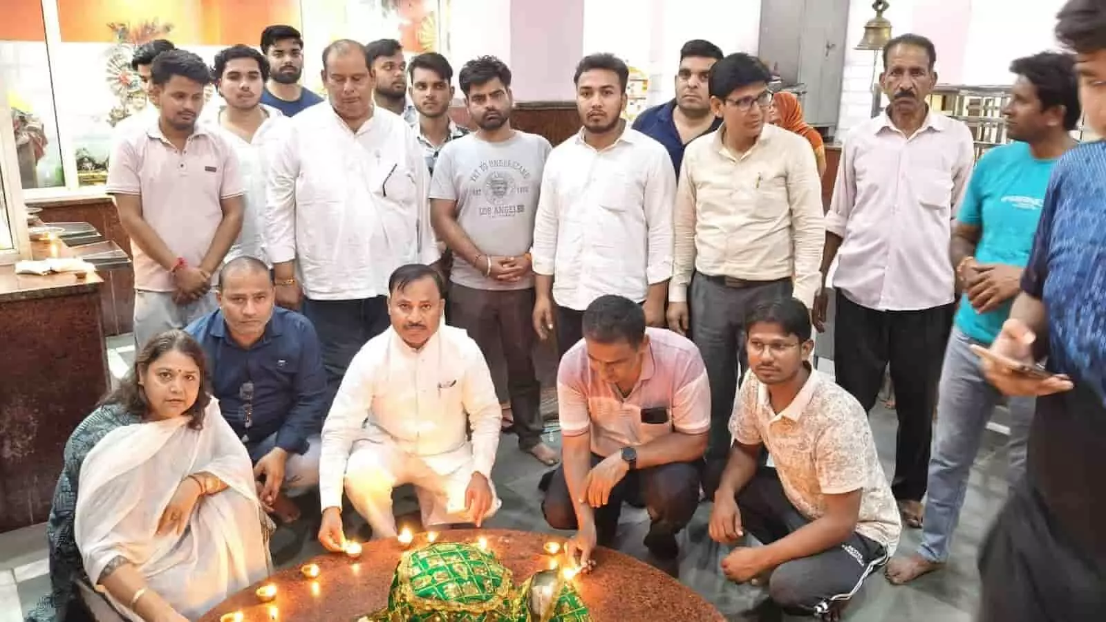 तस्वीर में हापुड़ के मंदिर परिसर में गोल चबूतरे के चारों ओर बैठकर दीप प्रज्वलित करते हुए लोग नजर आ रहे हैं। तस्वीर में हापुड़ के मंदिर परिसर में गोल चबूतरे के चारों ओर बैठकर दीप प्रज्वलित करते हुए लोग नजर आ रहे हैं।