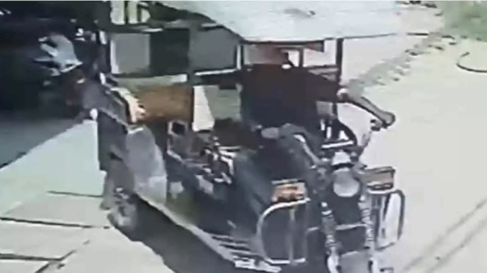 तस्वीर में हापुड़ की घटना से जुड़ा ई-रिक्शा चलाता हुआ संदिग्ध व्यक्ति सीसीटीवी कैमरे के फुटेज में नजर आ रहा है। तस्वीर में हापुड़ की घटना से जुड़ा ई-रिक्शा चलाता हुआ संदिग्ध व्यक्ति सीसीटीवी कैमरे के फुटेज में नजर आ रहा है।