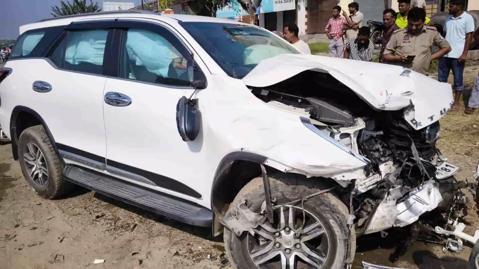 तस्वीर में दिल्ली-लखनऊ हाईवे पर दुर्घटना के बाद आगे से बुरी तरह क्षतिग्रस्त सफेद रंग की फॉर्च्यूनर कार और आसपास खड़े लोग नजर आ रहे हैं। तस्वीर में दिल्ली-लखनऊ हाईवे पर दुर्घटना के बाद आगे से बुरी तरह क्षतिग्रस्त सफेद रंग की फॉर्च्यूनर कार और आसपास खड़े लोग नजर आ रहे हैं।
