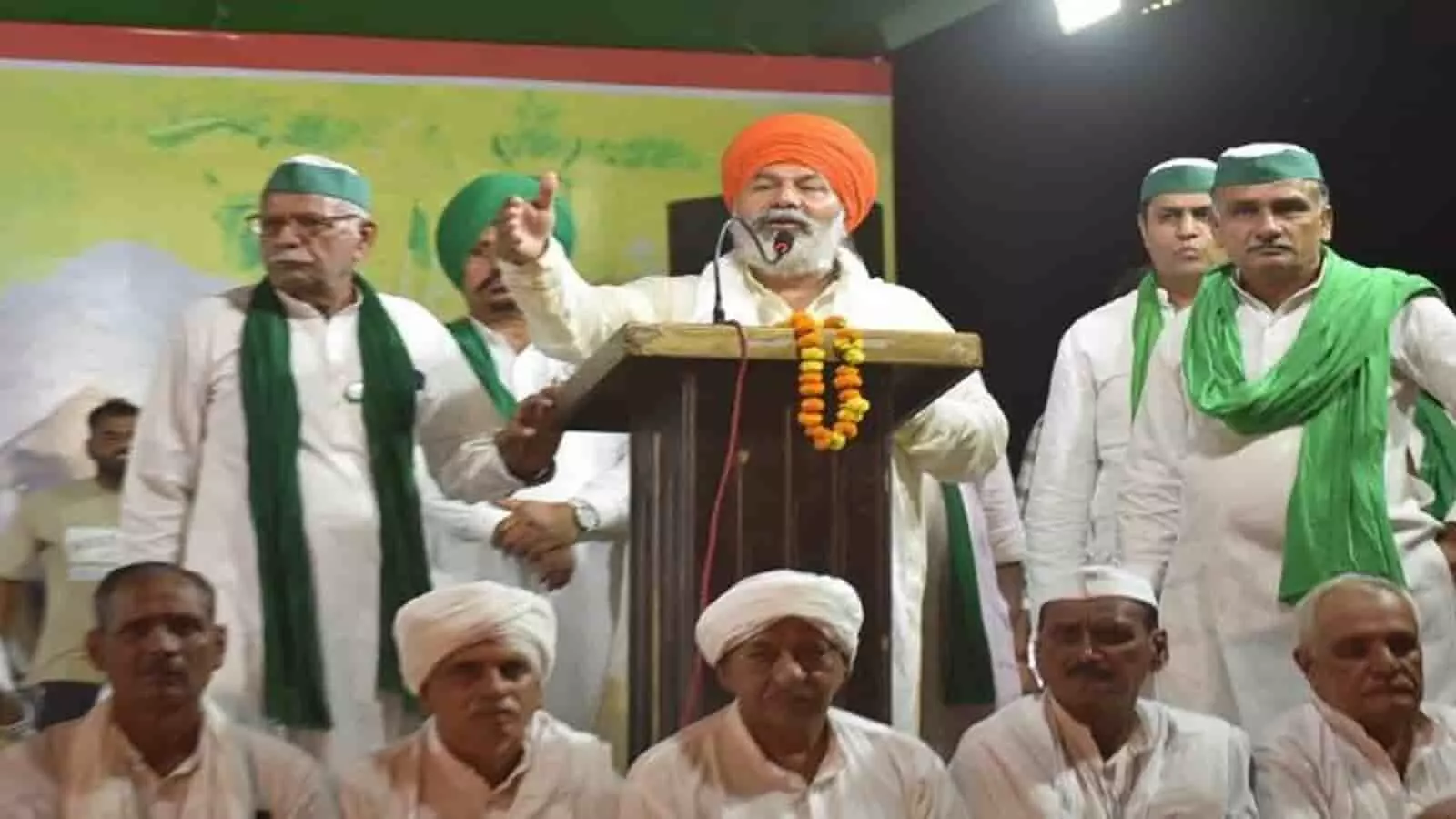 मुजफ्फरनगर में आयोजित महापंचायत के मंच पर माइक के पास बोल रहे भारतीय किसान यूनियन प्रवक्ता राकेश टिकैत। मुजफ्फरनगर में आयोजित महापंचायत के मंच पर माइक के पास बोल रहे भारतीय किसान यूनियन प्रवक्ता राकेश टिकैत।